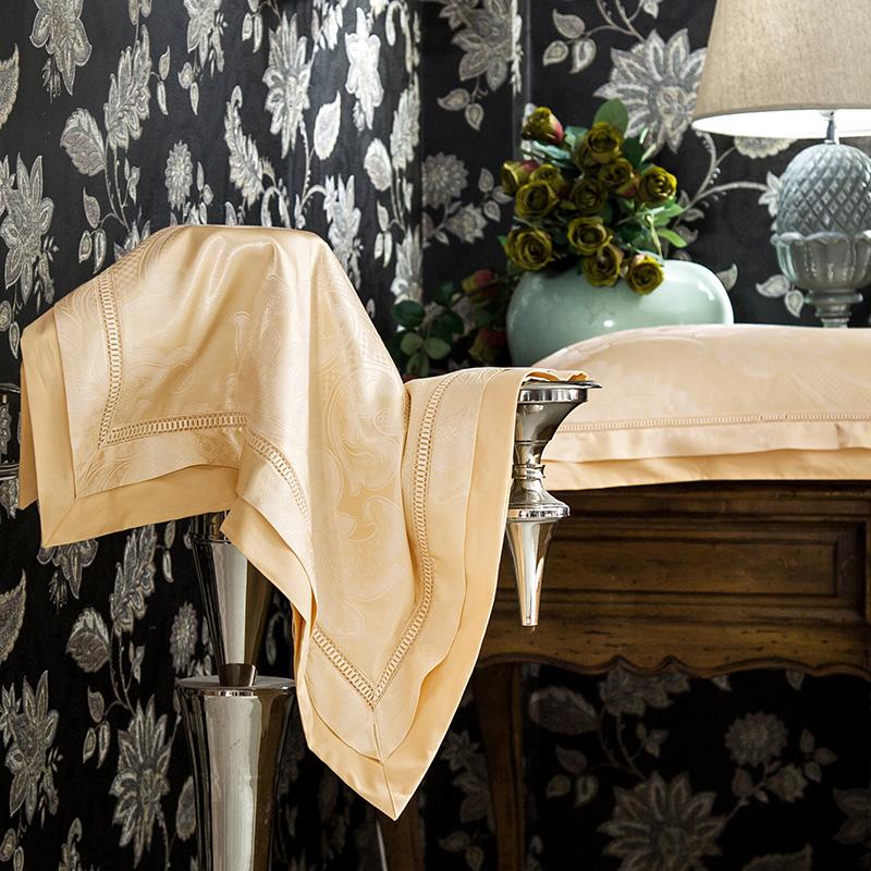 Parure de Lit Blanc <br/> Couverture Dorée