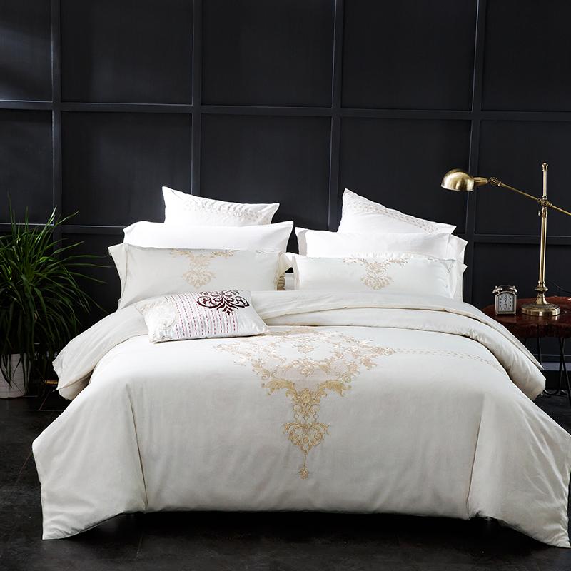 Parure de Lit Blanc <br/> Brodée