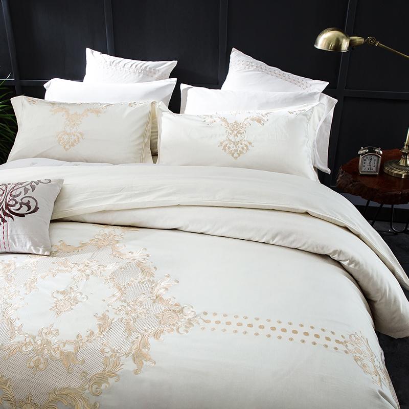 Parure de Lit Blanc <br/> Brodée