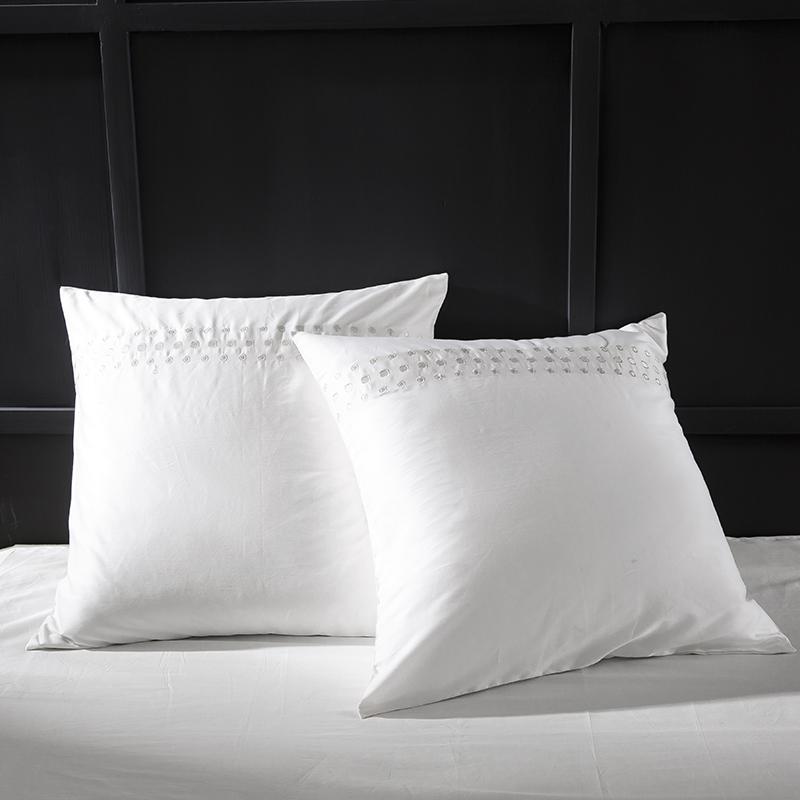 Parure de Lit Blanc <br/> Brodée